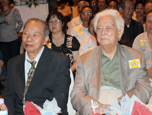 Phạm Duy đã phổ nhiều bài thơ của Phạm Thiên Thư (trái) thành các ca khúc đi vào lòng người.