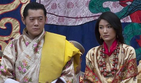 Vua Bhutan Jigme Khesar Namgyel Wangchuck (trái) và hoàng hậu Jetsun Pema (R).