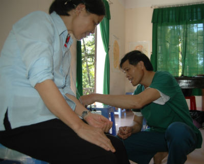 Ông Quang khám bệnh miễn phí cho các bệnh nhân