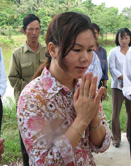 Nhà ngoại cảm Phan Thị Bích Hằng trong một chuyến đi tìm mộ liệt sĩ.