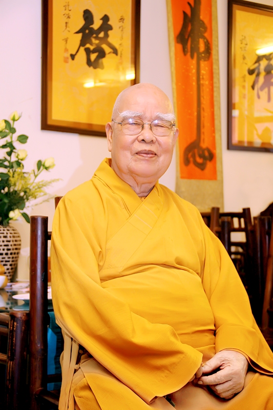 Anh su ong.jpg