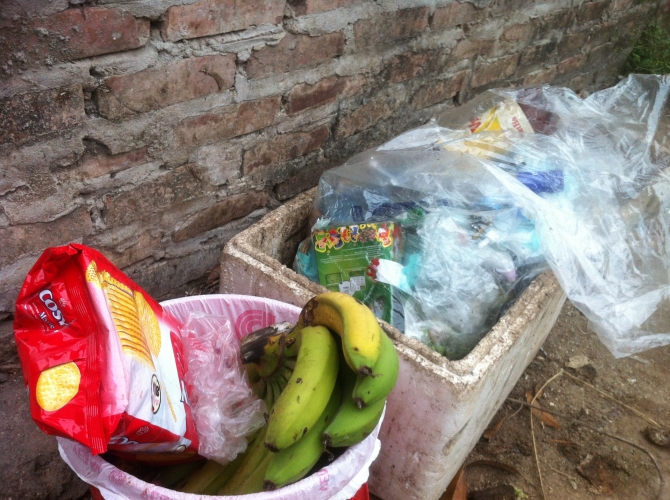 Vứt bánh chưng vào thùng rác: Người Việt chưa giàu đã… sĩ diện Vứt bánh chưng vào thùng rác: Người Việt chưa giàu đã… "sĩ" - Ảnh 2
