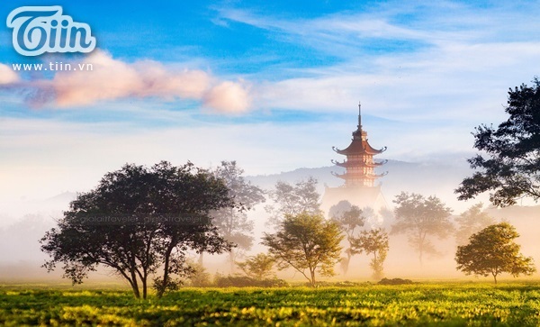 Chùa Bửu Minh huyền ảo trong màn sương