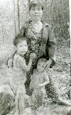 Ba mẹ con sống như thời nguyên thủy