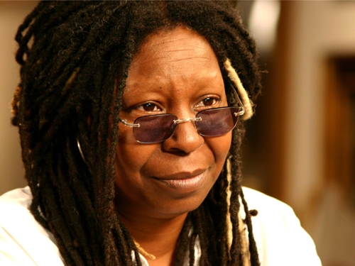 MC của chương trình The View - Whoopi Goldberg
