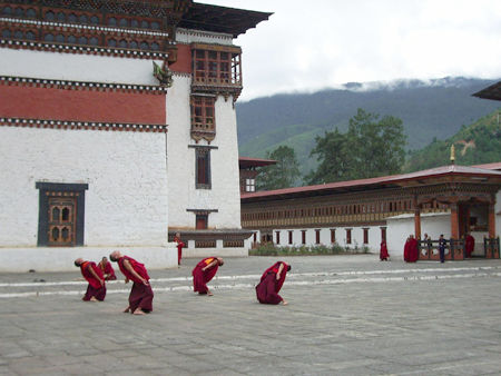 Các nhà sư tập luyện cho lễ hội truyền thống Tsechu. Ảnh: N.P.Q.M