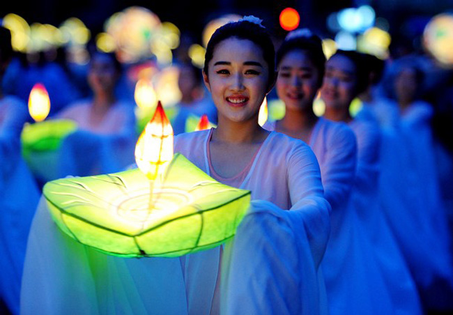 Người dân Hàn Quốc diễu hành tại thủ đô Seoul vào ngày 8/5 để chuẩn bị cho mùa Phật Đản bắt đầu từ ngày 16/5.