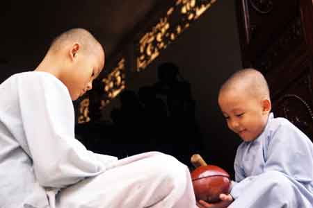 Người đi trước dạy người đi sau về cách đánh 
chuông mõ