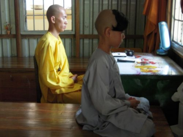 Cùng thầy tập ngồi thiền