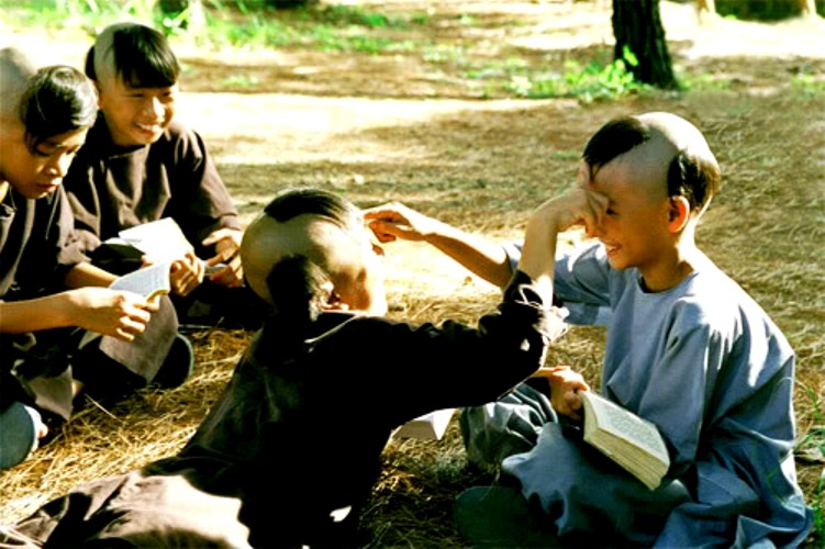 Dù có những lúc phải học tập nghiêm ngặt nhưng cũng có lúc các chú
 tiểu cùng nhau vui chơi