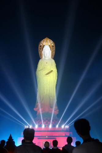 The giant Kwan-yin statue is 108 meters high, located at Nanshan Temple in Sanya, South China's Hainan province. It was built in April 2005. [Photo/Asianewsphoto]