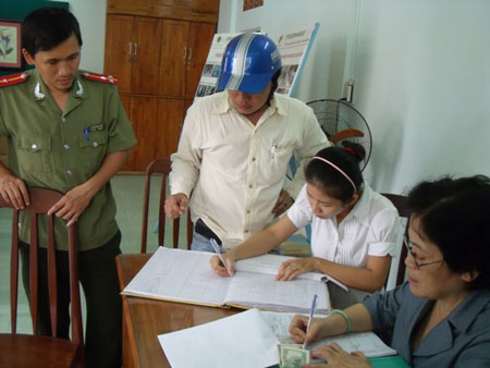 Hình ảnh bạn đọc đến tòa soạn Dân trí để mong được giúp đỡ, chia sẻ nỗi đau của bé Nhân ái
