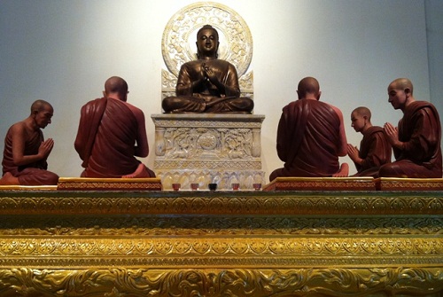 Tượng thờ trong ngôi Bảo Tháp