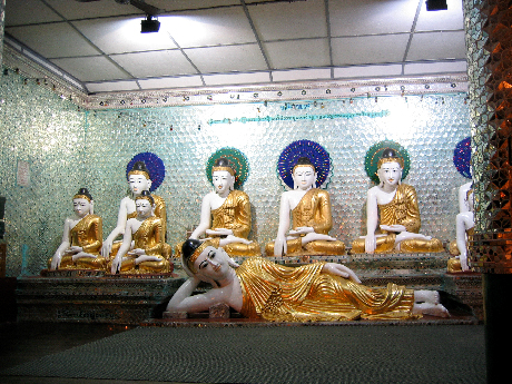 Tượng phật dát vàng bên trong chùa