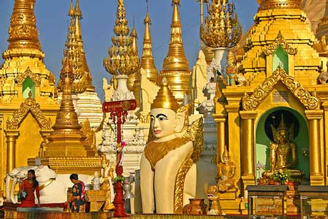 Tượng phật dát vàng bên trong chùa
