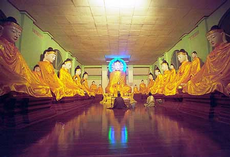 Tượng phật dát vàng bên trong chùa