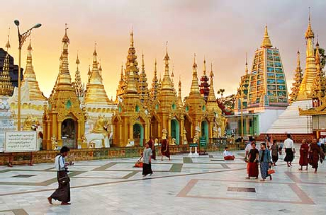 Tượng phật dát vàng bên trong chùa