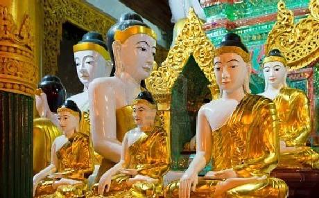 Cổng vào chùa với cặp sư tử khổng lồ cao 9m ở hai bên