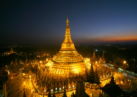 Khung cảnh quần thể chùa Vàng Shwedagon nhìn từ xa trong đêm