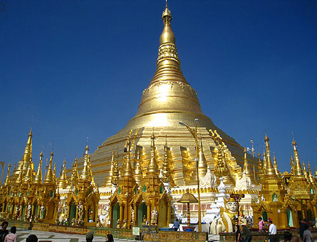 Tượng phật dát vàng bên trong chùa