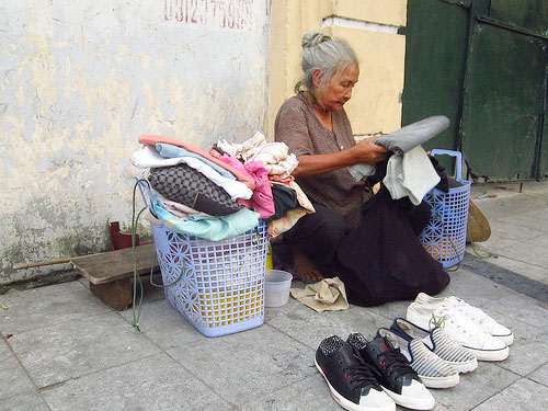 Xúc thương những cụ bà lặn lội gánh hàng rong