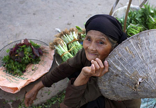 Xúc thương những cụ bà lặn lội gánh hàng rong
