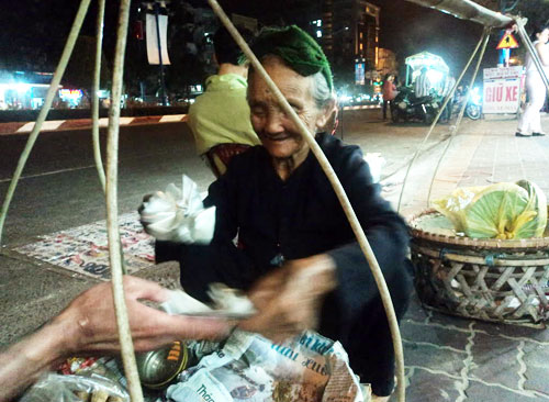Xúc thương những cụ bà lặn
lội gánh hàng rong