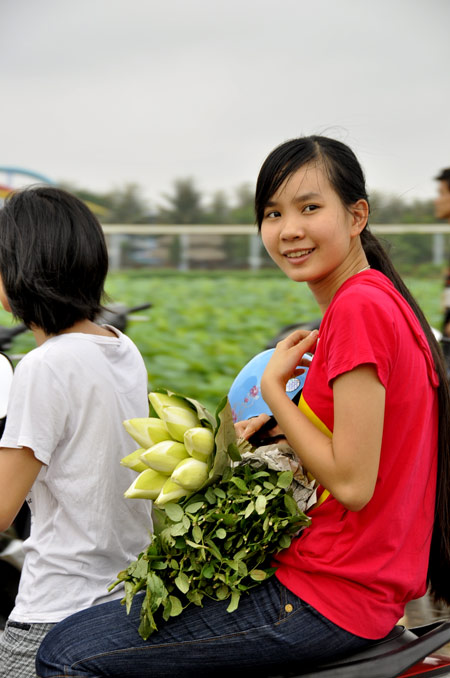 Teen Hà Nội duyên dáng giữa mùa hoa sen - Tin180.com (Ảnh 19)