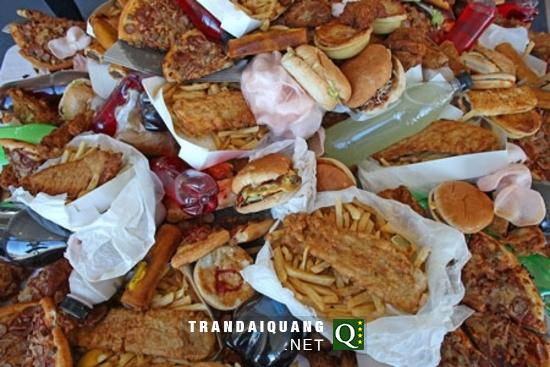 Đồ ăn nhanh có thể thay đổi các chất hóa học trong bộ não, dẫn đến những triệu chứng gắn liền với sự trầm cảm và lo âu.