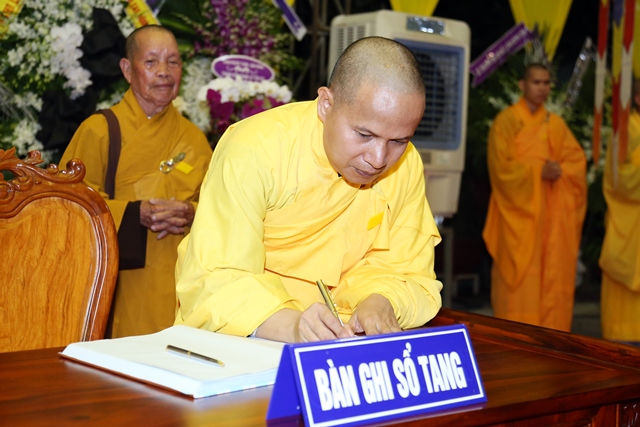 Đại đức Thích Quảng An đại diện Tổ đình Báo Quốc (Huế) và chùa Từ Tôn (Biên Hòa) ghi sổ tang lưu niệm. Đại đức Thích Quảng An đại diện Tổ đình Báo Quốc (Huế) và chùa Từ Tôn (Biên Hòa) ghi sổ tang lưu niệm.
