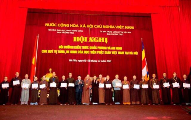 Hình gốc có nền màu đậm, có ngày tháng