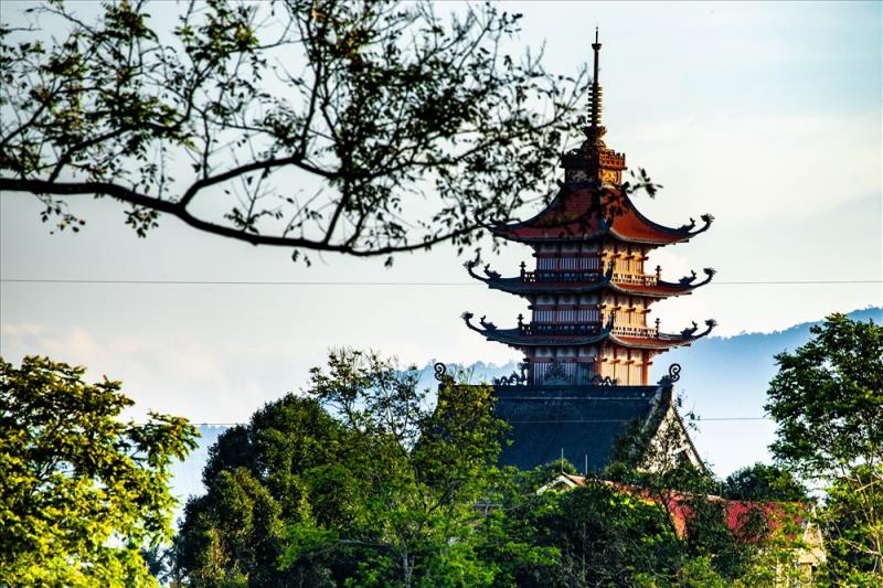 Quá trình xây dựng chùa gắn liền với sự hình thành Sở Trà Biển Hồ từ thời Pháp thuộc. Đầu thế kỷ XX, cư dân từ đồng bằng duyên hải đến vùng đất này và dựng ngôi làng mang tên “xóm Cỏ May”. Giữa chốn “rừng thiêng, nước độc”, người dân đã lập nên “Sơn Hải miếu” – tiền thân của chùa Bửu Minh làm chốn thờ cúng bên bờ Biển Hồ. Ảnh: Chu Thế Dũng
