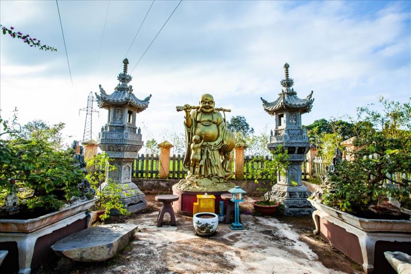 Không kể các dịp lễ tết, địa điểm du lịch tâm linh này vẫn được nhiều người ghé thăm vì nét đẹp thanh bình, hài hòa với đất trời và khung cảnh sông hồ nơi đây. Ảnh: Chu Thế Dũng