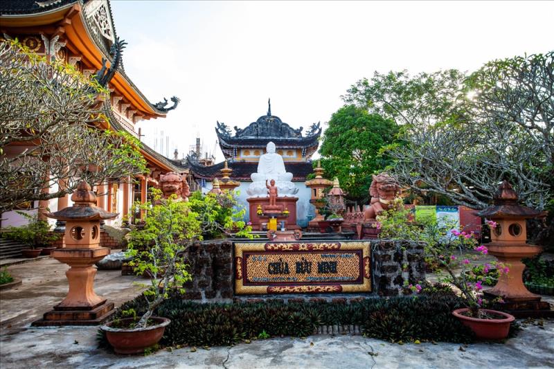 Bên phải sân chùa có tượng Thích Ca lộ thiên cao hơn 3 mét trong thế ngồi thiền, cùng pho tượng Thích Ca ở thế nằm (dài 11 mét) với gương mặt thanh thản, tự tại. Đây là 2 công trình nghệ thuật do chính tay thầy trụ trì và một số thợ cùng làm trong nhiều năm. Ảnh: Chu Thế Dũng 
