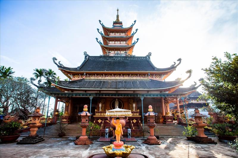 Đầu đao mái chùa, mái tháp mềm mại như con thuyền độc mộc, kiến trúc bằng bê tông cốt thép hiện đại, quy mô to lớn, diện tích ngôi chánh điện 520m2, cao 47.25m, mái chùa có dáng dấp mái nhà rông Tây Nguyên. Ảnh: Chu Thế Dũng  