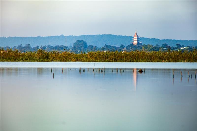  Mặt tiền của chùa hướng Tây nhìn về hồ T'Nưng, “gối đầu” vào núi Tiên Sơn. Đây chính là vị trí địa lý và phong thủy tốt để cho mạch đạo của ngôi chùa được tuôn chảy, luân lưu. Ảnh: Chu Thế Dũng
